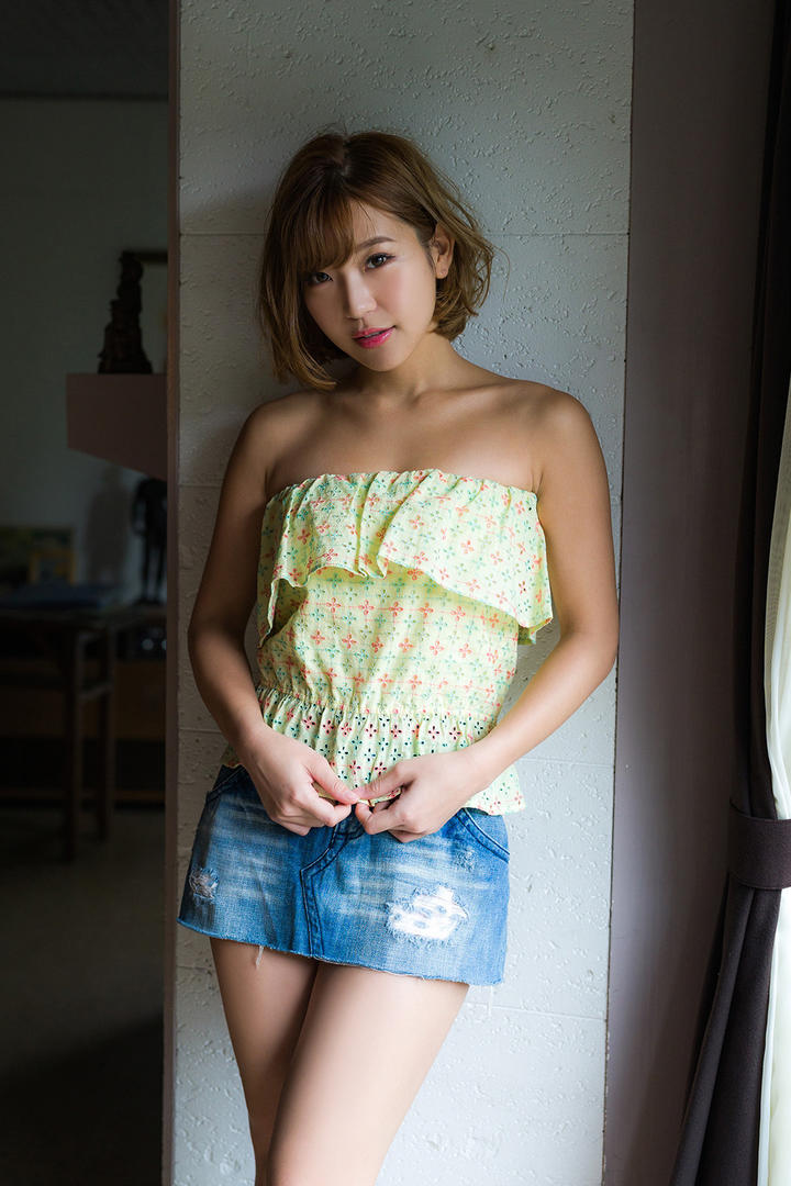 靠在墙边的日本短发美女写真图片