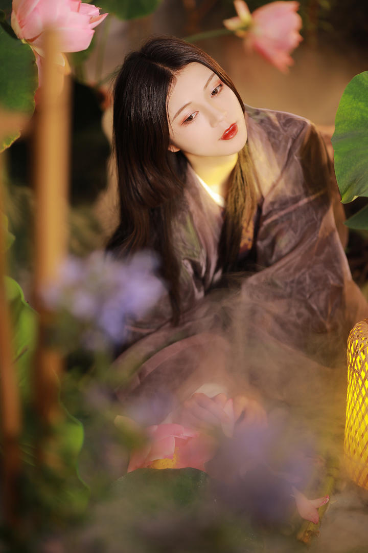 淡雅古典美女采荷花艺术摄影写真图片