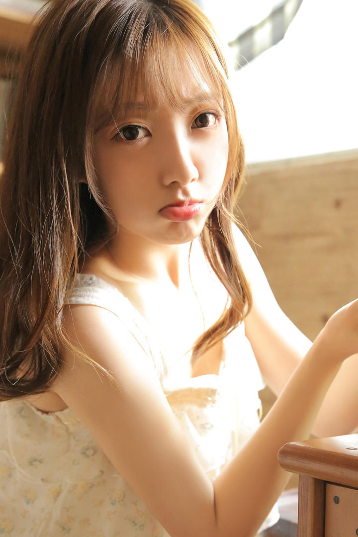 嘟嘴的美女MM高清图片