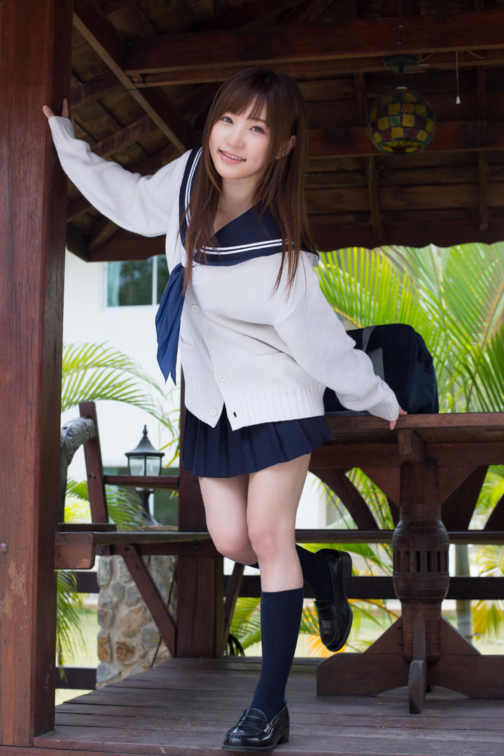 扶着柱子的日本性感超短裙美女写真