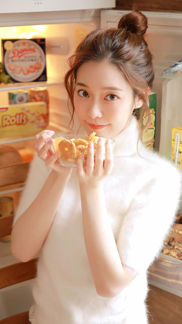 捧着饼干的高清qq女生头像图片