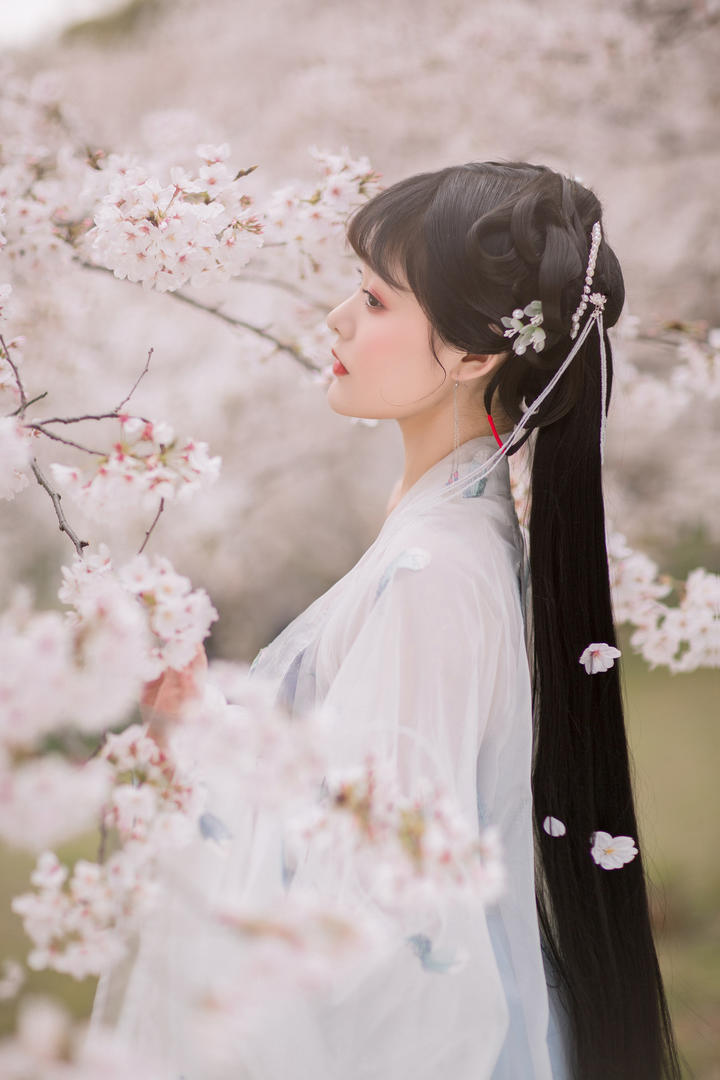 长发及腰的古装美女主播唯美艺术写真图片