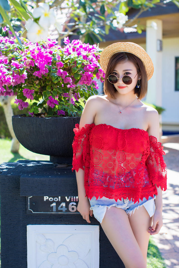 高清戴着草帽的极品美腿气质女神图片