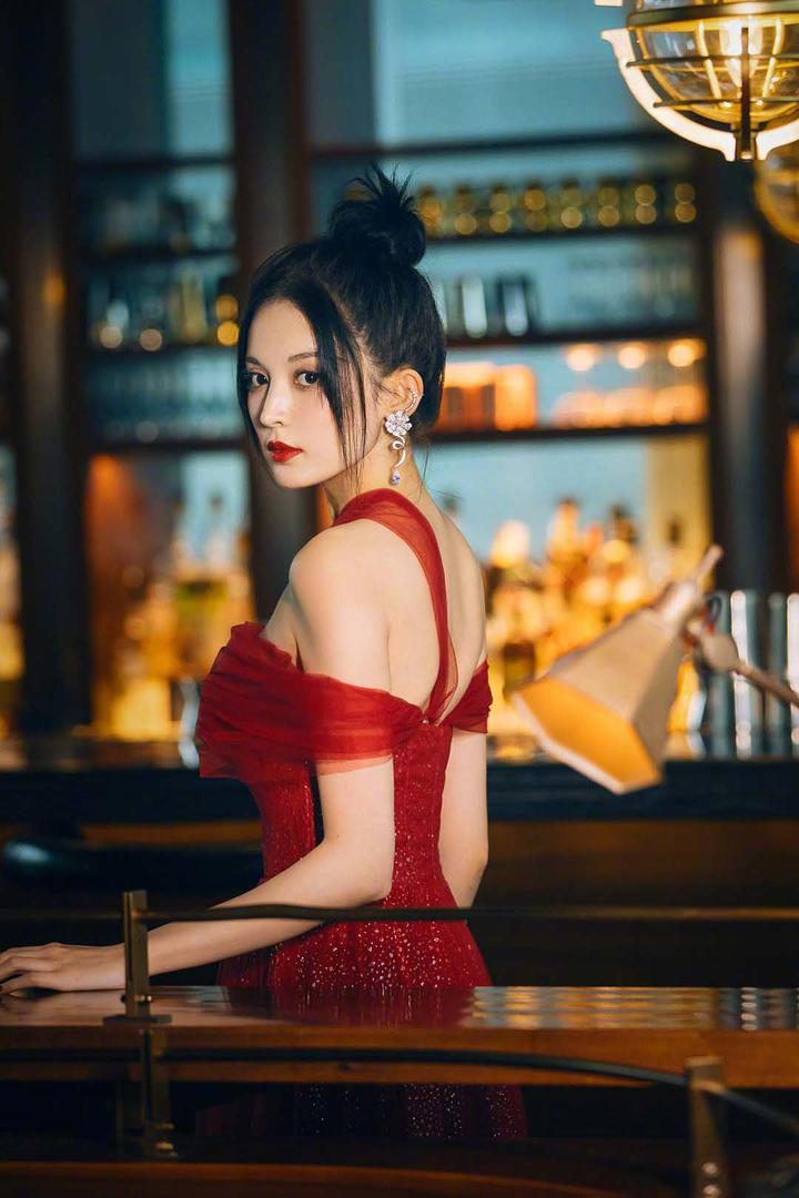 穿着红裙子的高清美女明星古力娜扎图片