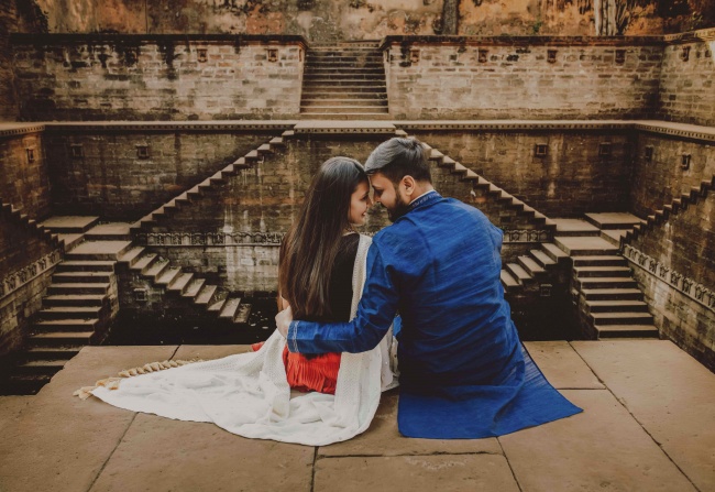 情侣坐在楼梯上背影图片