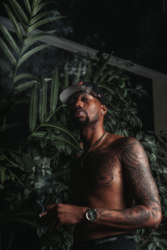 霸气纹身黑人帅哥图片