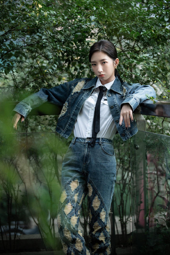 穿着牛仔套装的美女明星孟美岐图片