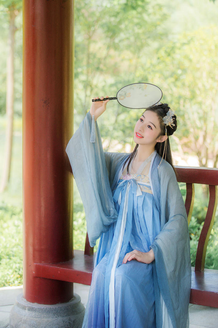坐在亭子里乘凉的古装汉服美女图片