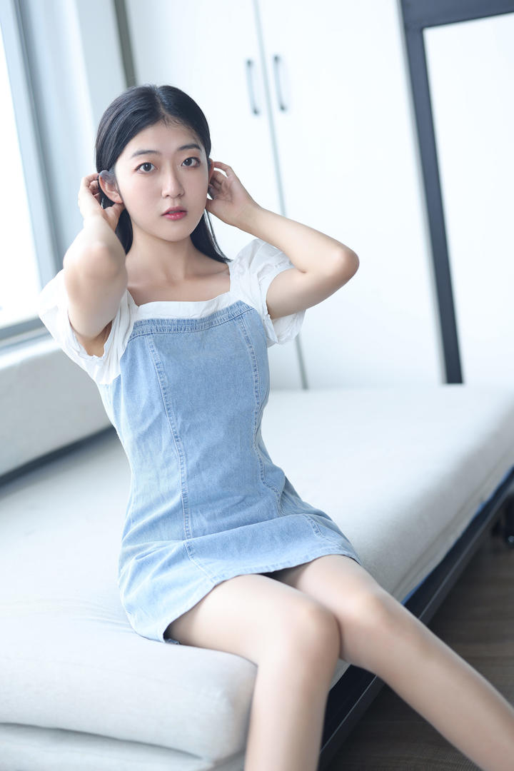坐在床上的牛仔短裙素颜美女帆帆写真图片