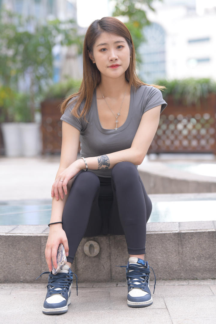 穿紧身裤的日本韵味成熟美女街拍图片