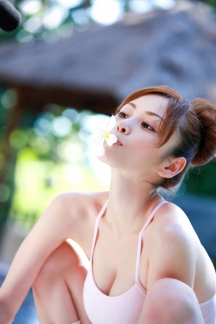 亲吻鲜花的日本酥胸泳装美女高清壁纸图片