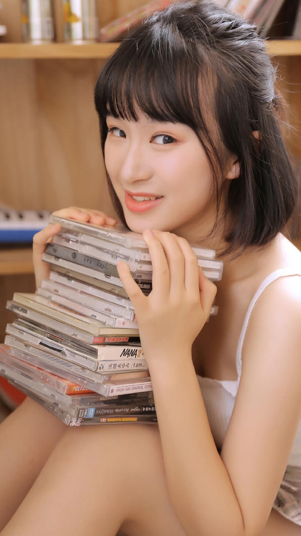 捧着CD碟片的女生头像真人图片