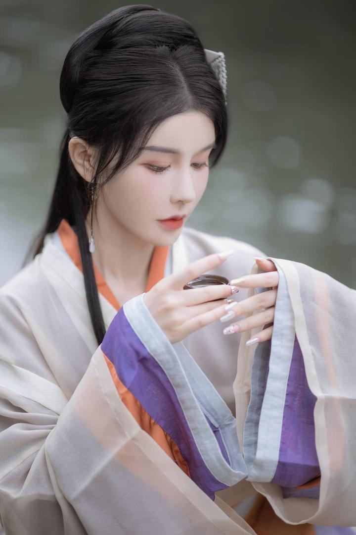 喝茶的古典气质美女艺术写真图片