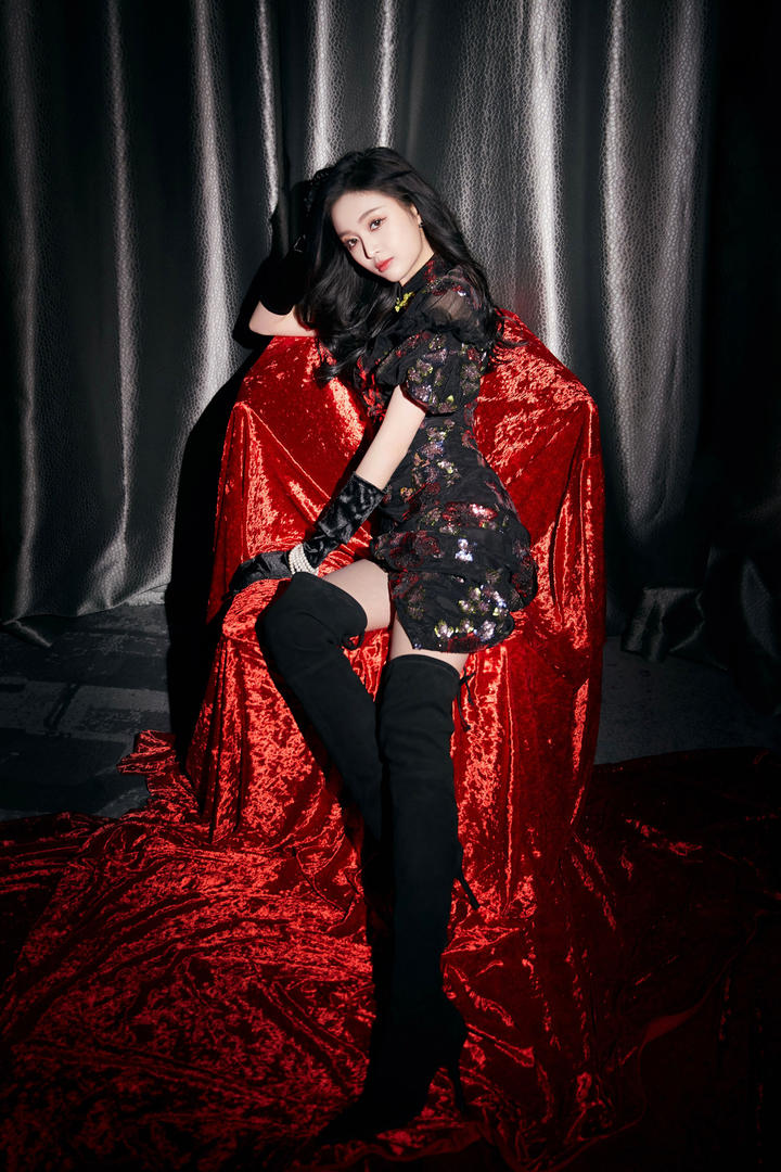 舞台上的长腿气质美女明星吴宣仪个人写真图片