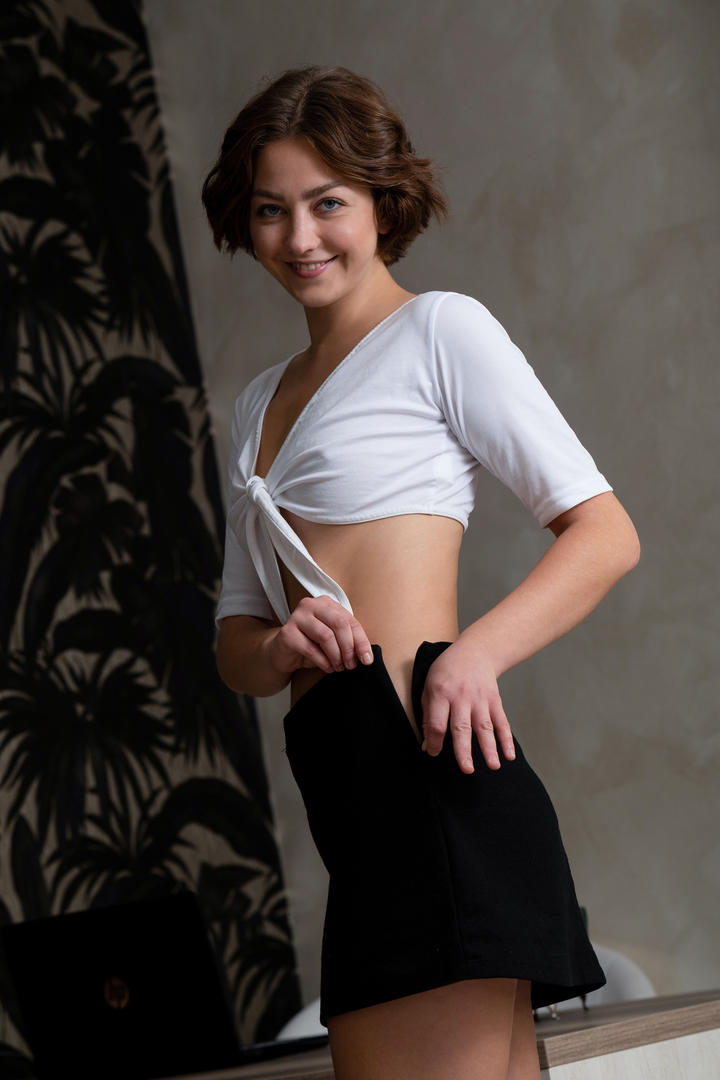 穿超短裙的俄罗斯短发美女性感写真图片