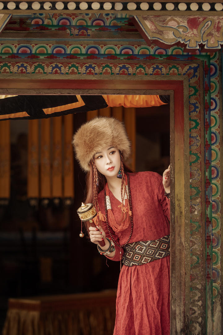 站在门边的藏族美女可可艺术写真图片