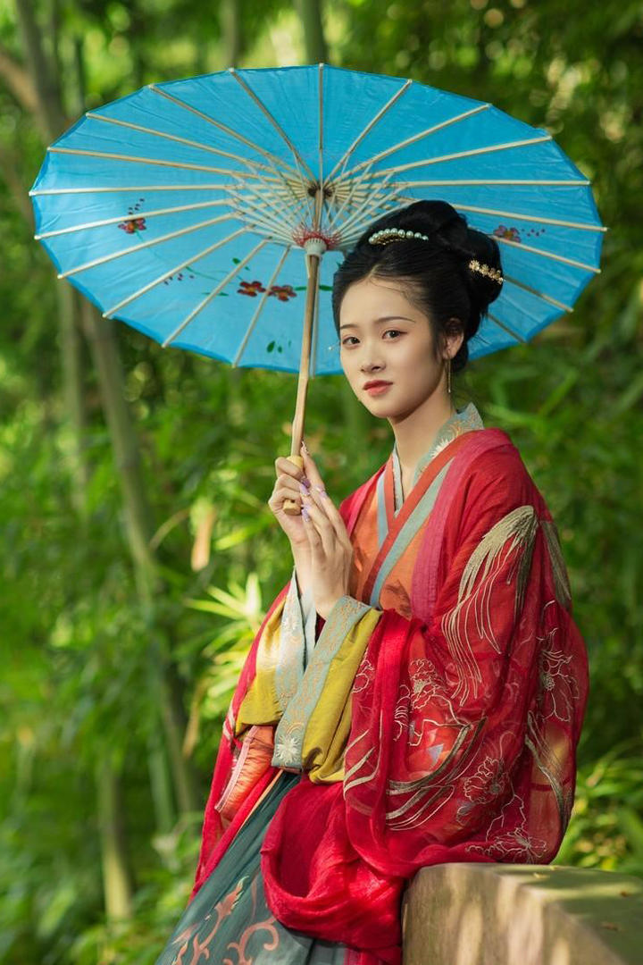 竹林中撑着伞的红色古装美女图片