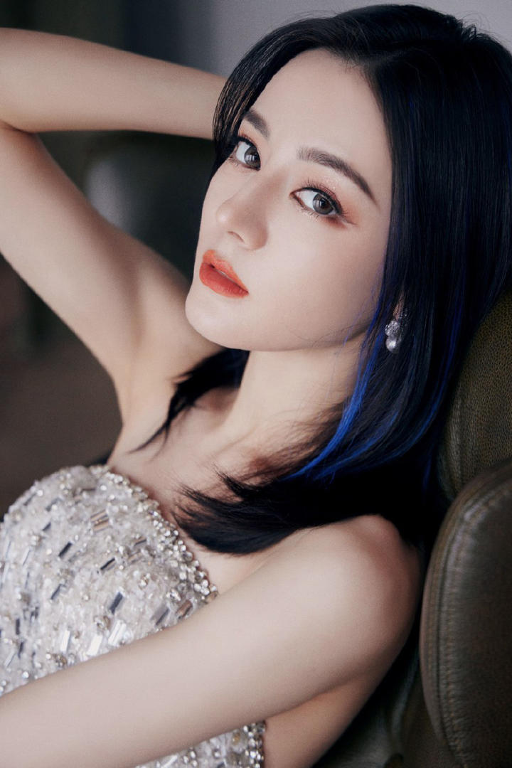 极品美女明星迪丽热巴蓝色挑染发型造型写真图片