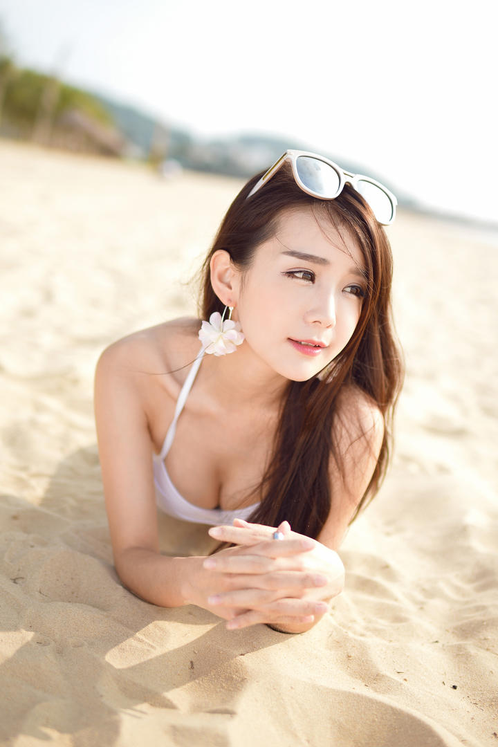 趴在沙滩上晒日光浴的清纯比基尼小姐姐小九西西人体艺术网