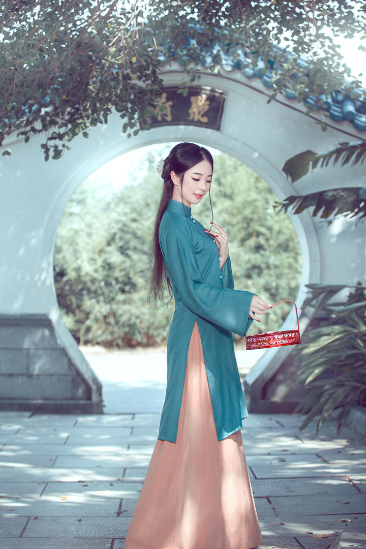 提着花篮的高清古典美女图片