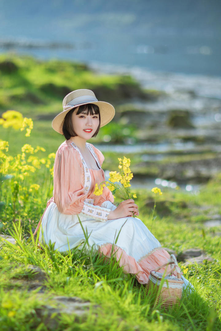 油菜花田里的清纯唯美可爱女生壁纸图片大全