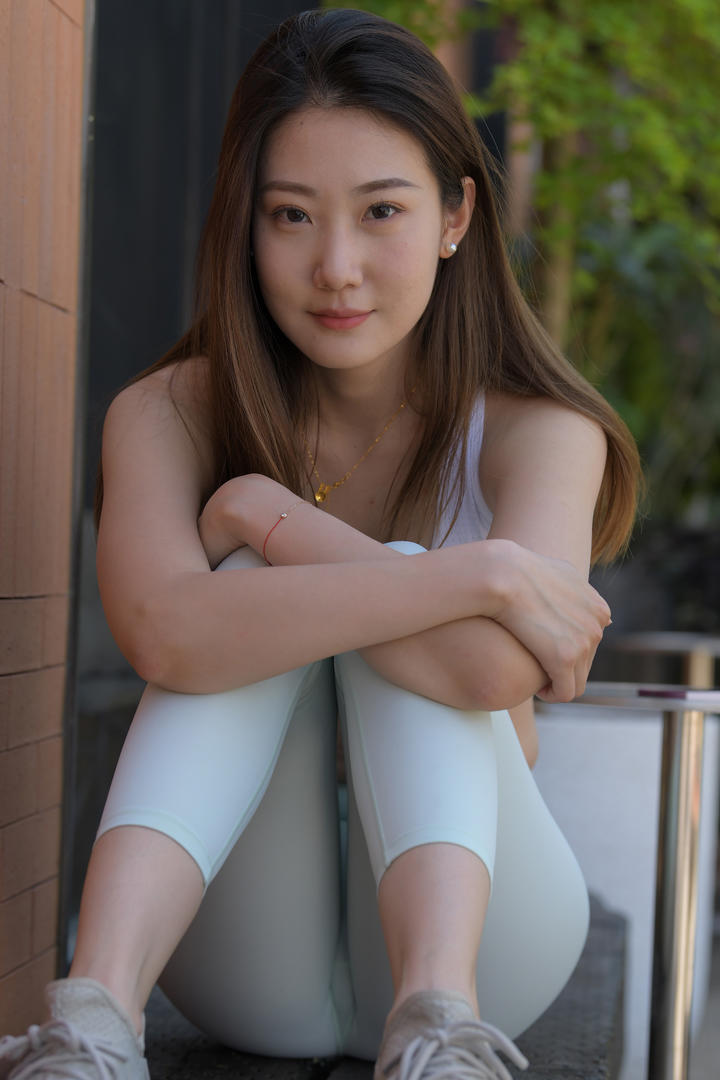 超清性感瑜伽裤美女大尺度街拍写真图片