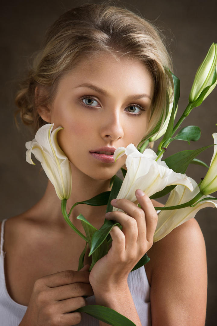拿着鲜花的欧美美女肖像艺术写真图片