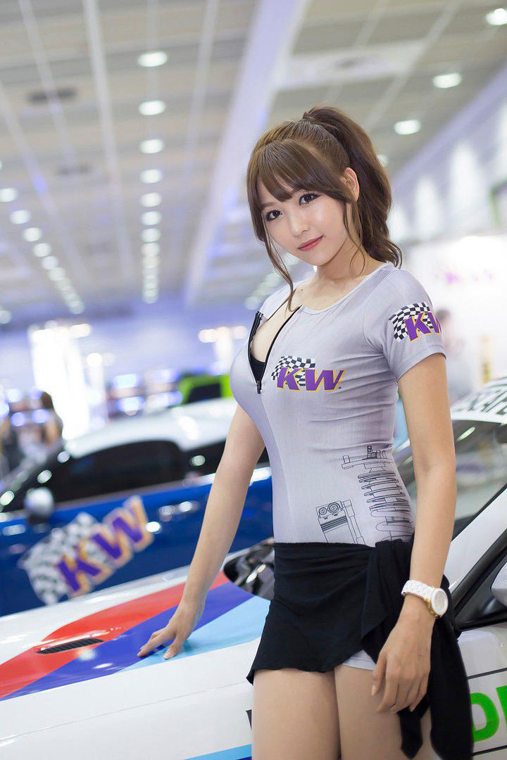 扎着马尾的韩国极品美女车模李恩慧写真