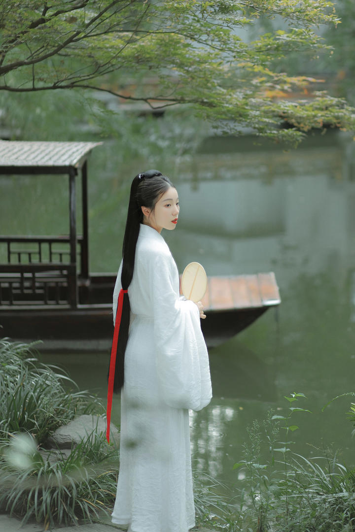 站在湖边的高清唯美古装美女意境壁纸图片
