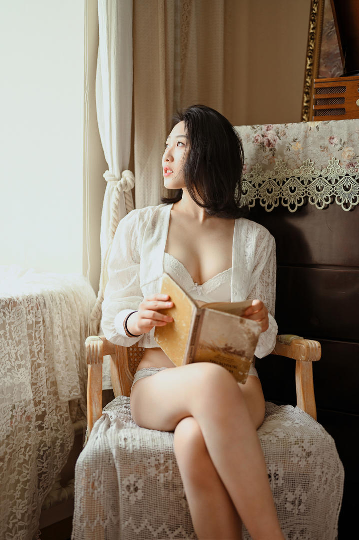 看书的高清国产自拍清纯美女沈伊文艺范写真图片