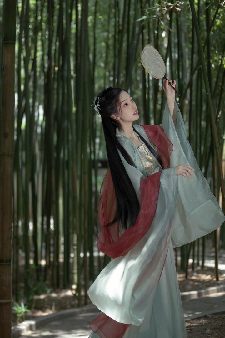 翩翩起舞的长发古典美女小仙女个人艺术照欣赏