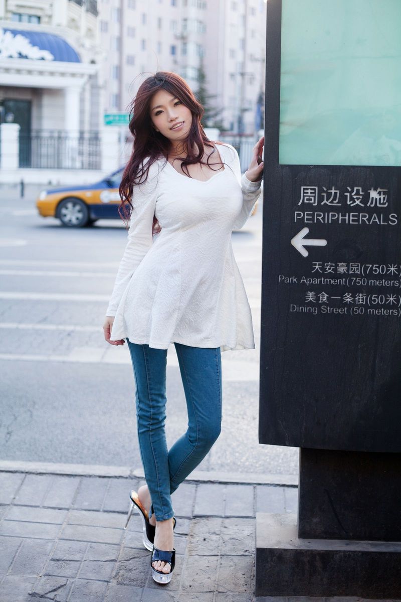 推女郎性感女神孟十朵坚挺巨乳人间胸器内衣诱惑柔美写真