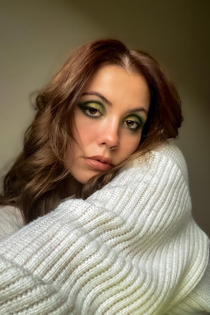 戴着鼻环的欧美成熟美女人像艺术写真图片