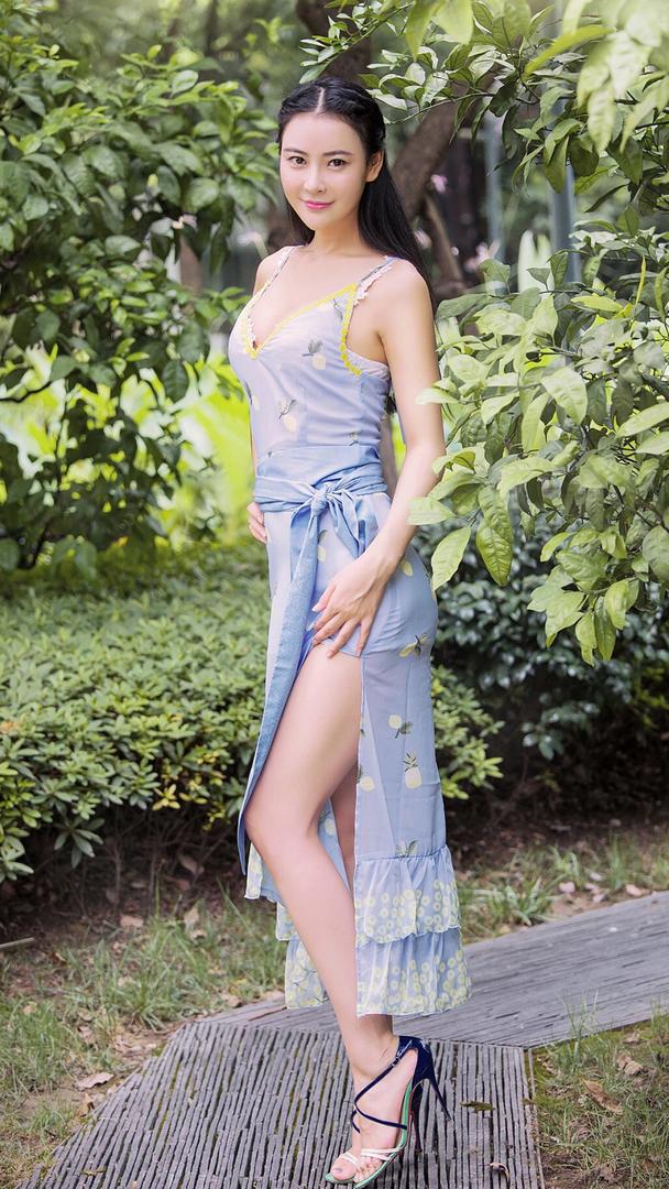 公园里的超清极品清纯美腿美女图片