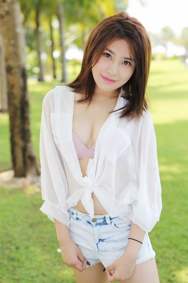 草地上的性感美女写真图片