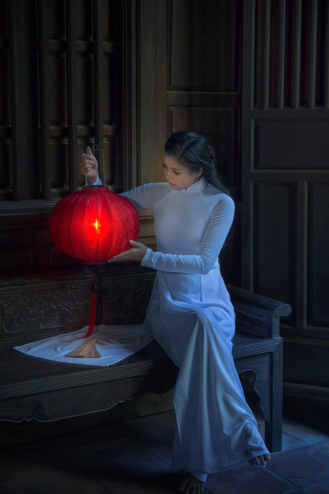 提着灯笼的古装美女人像摄影