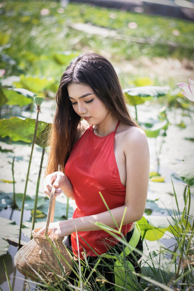 亚洲性感妖娆红肚兜美女艺术写真图片