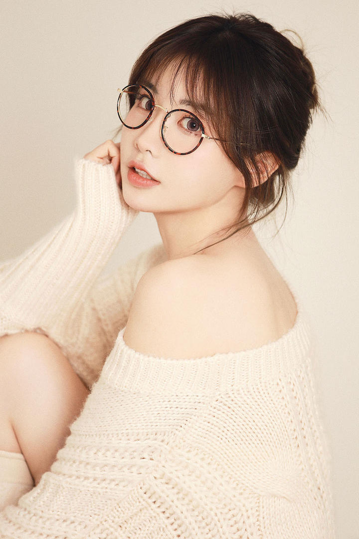 戴眼镜的校花清纯唯美写真美女图片