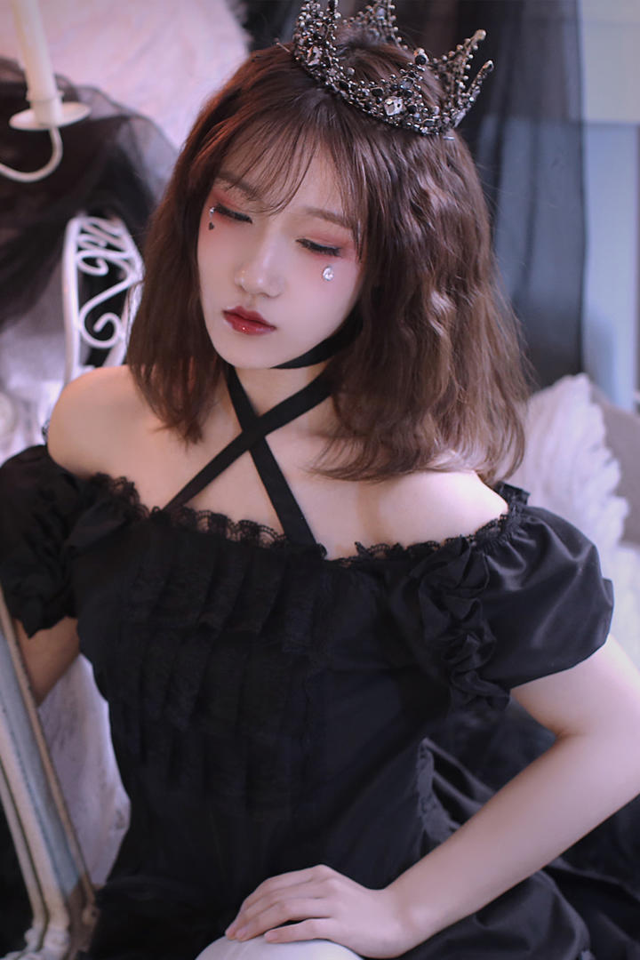 头戴王冠的气质女生写真