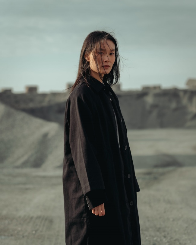 黑色风衣美女写真图片