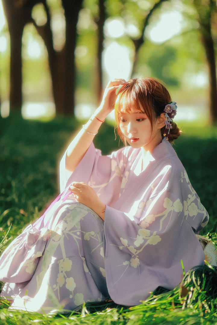 阳光下的日本和服美女高清写真图片