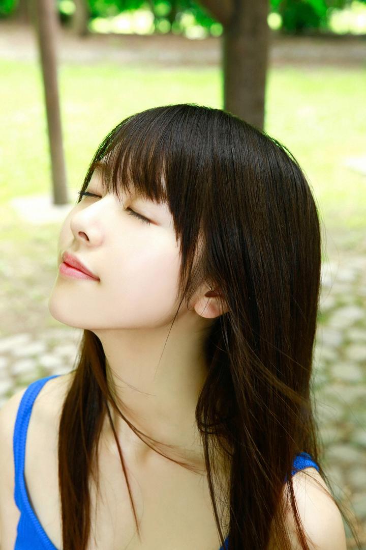 闭上眼睛感受大自然的日本甜美女孩图片