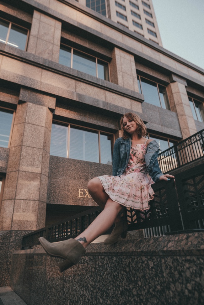 小露香肩美女写真图片