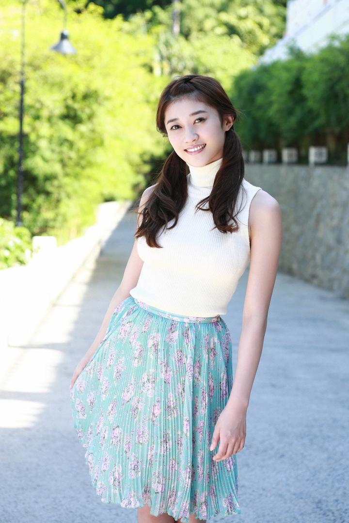 扎着双马尾的日本温柔女生原幹恵美女街拍高清图片