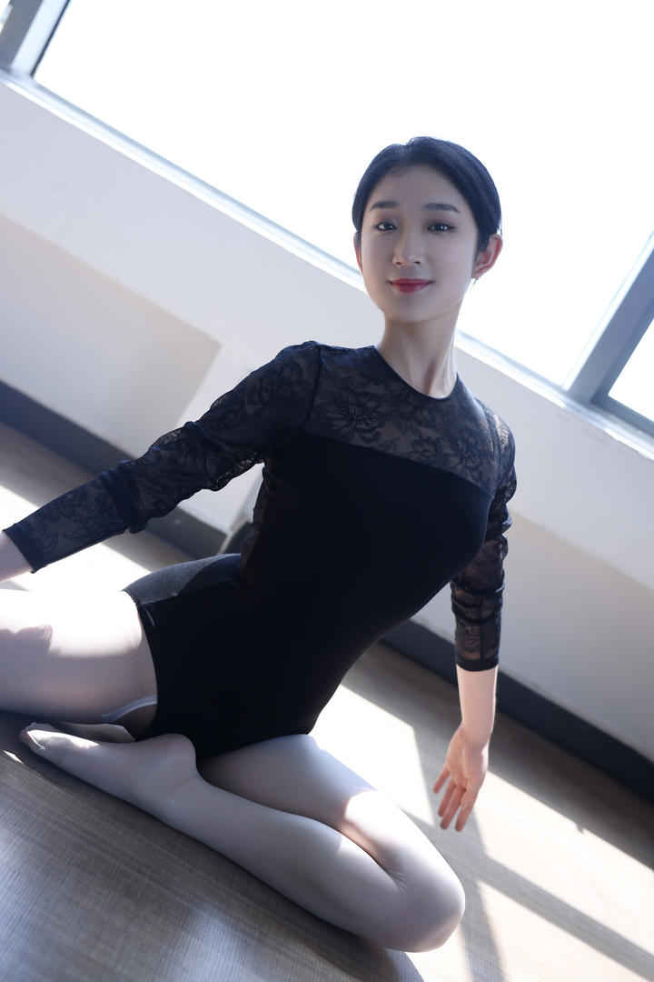 坐在地板上做瑜伽动作的美女姗姗图片