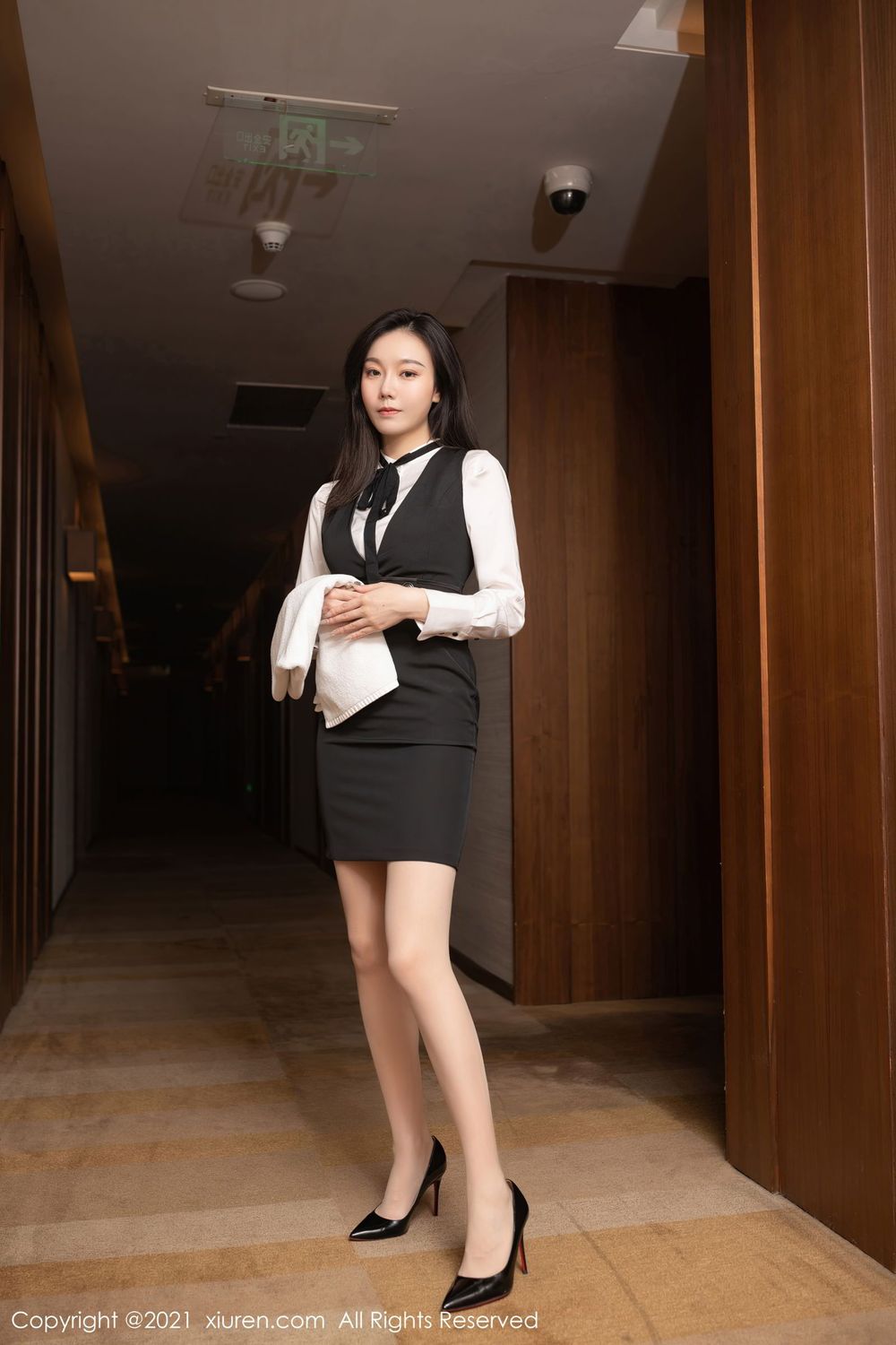 秀人网美女模特安然Maleah行政套房内与酒店经理剧情写真