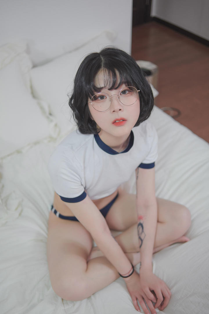 亚洲日韩短发眼镜妹卧室无码私拍套图