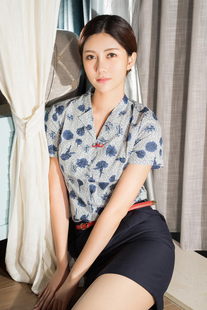 坐在地板上的超清国内漂亮美女模特写真图片