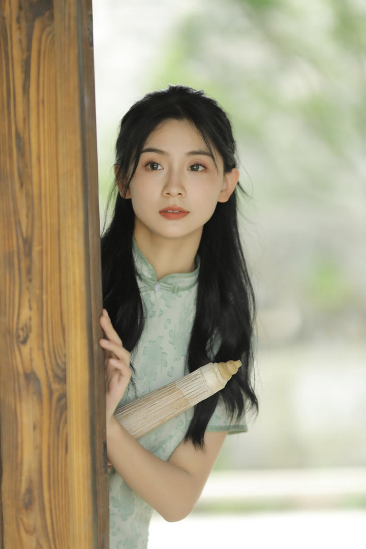 苗条娇小的江南水乡旗袍美女写真图片