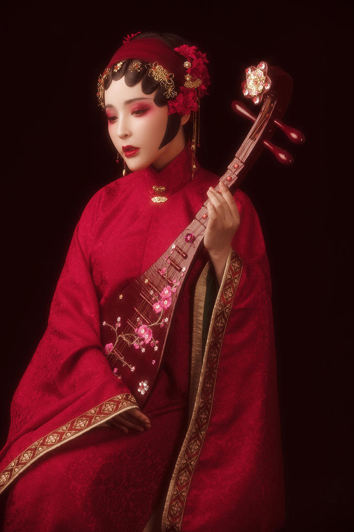抱着琵琶的古装新娘美女艺术照欣赏